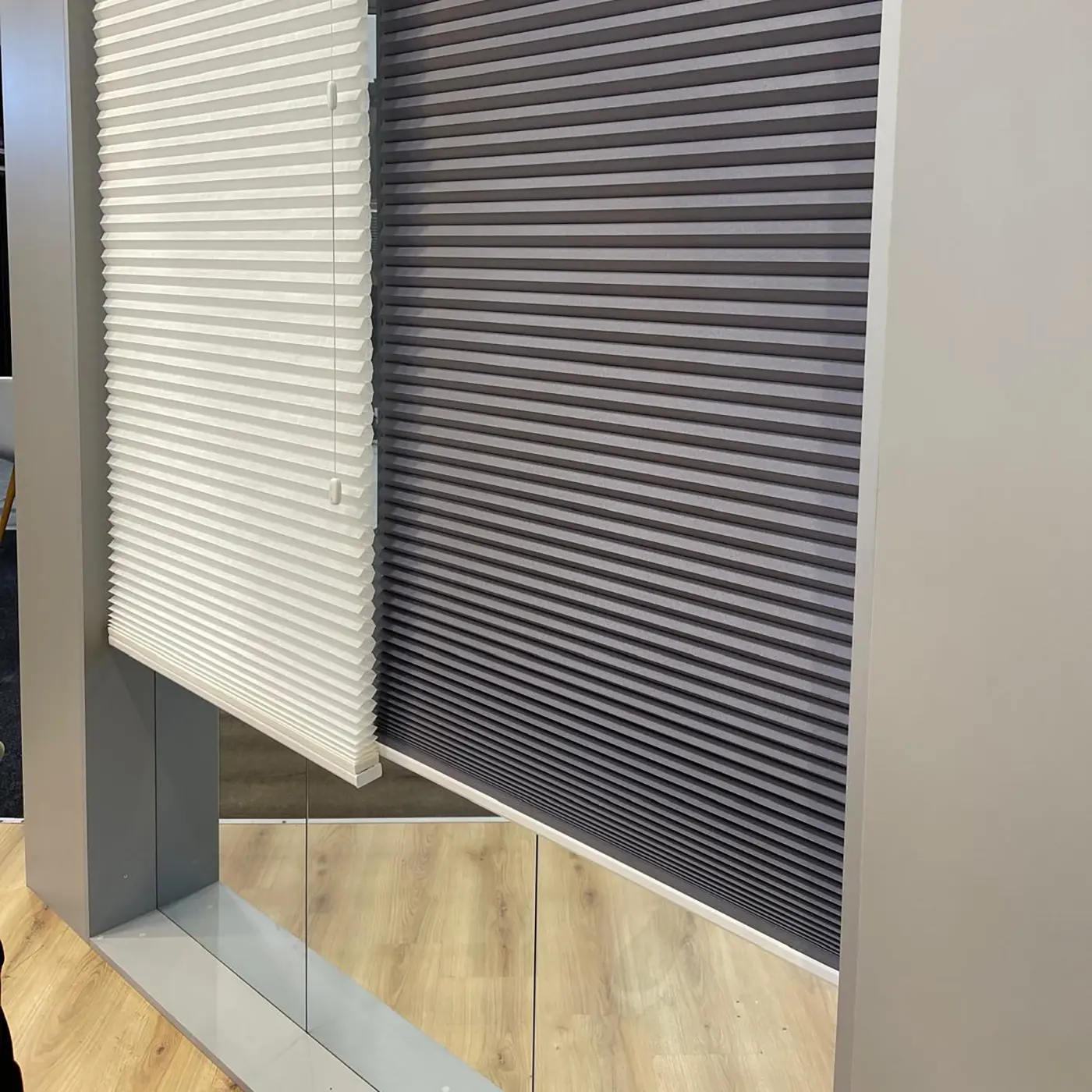 Plisségordijnen in wit en grijs in een Flevolandse showroom