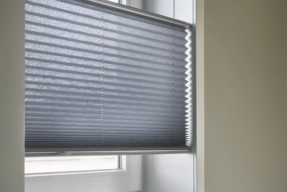 Enkele plisségordijn in grijze stof in een nieuwbouwwoning in Almere